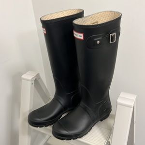 LIKE NEW! Hunter Original Tall Rain Boots, Matte Black. Size: Women’s US 7